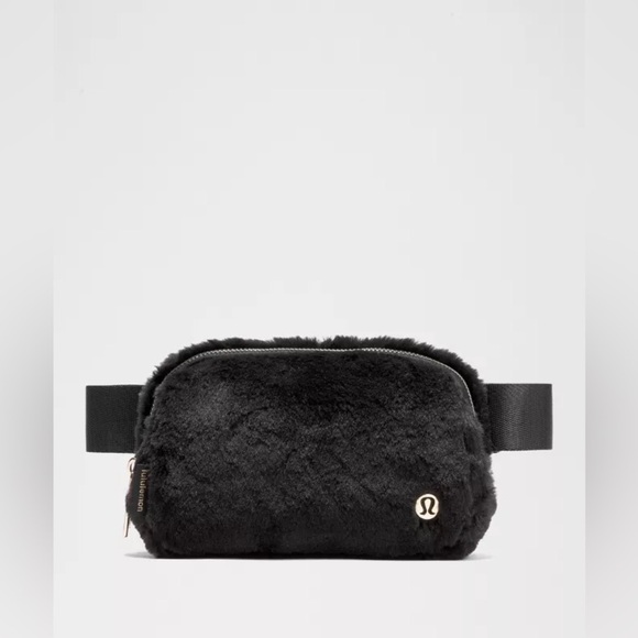 lululemon athletica Handbags - 🆕🖤 Lululemon Everywhere Belt Bag Plush Fleece - Black Gold
